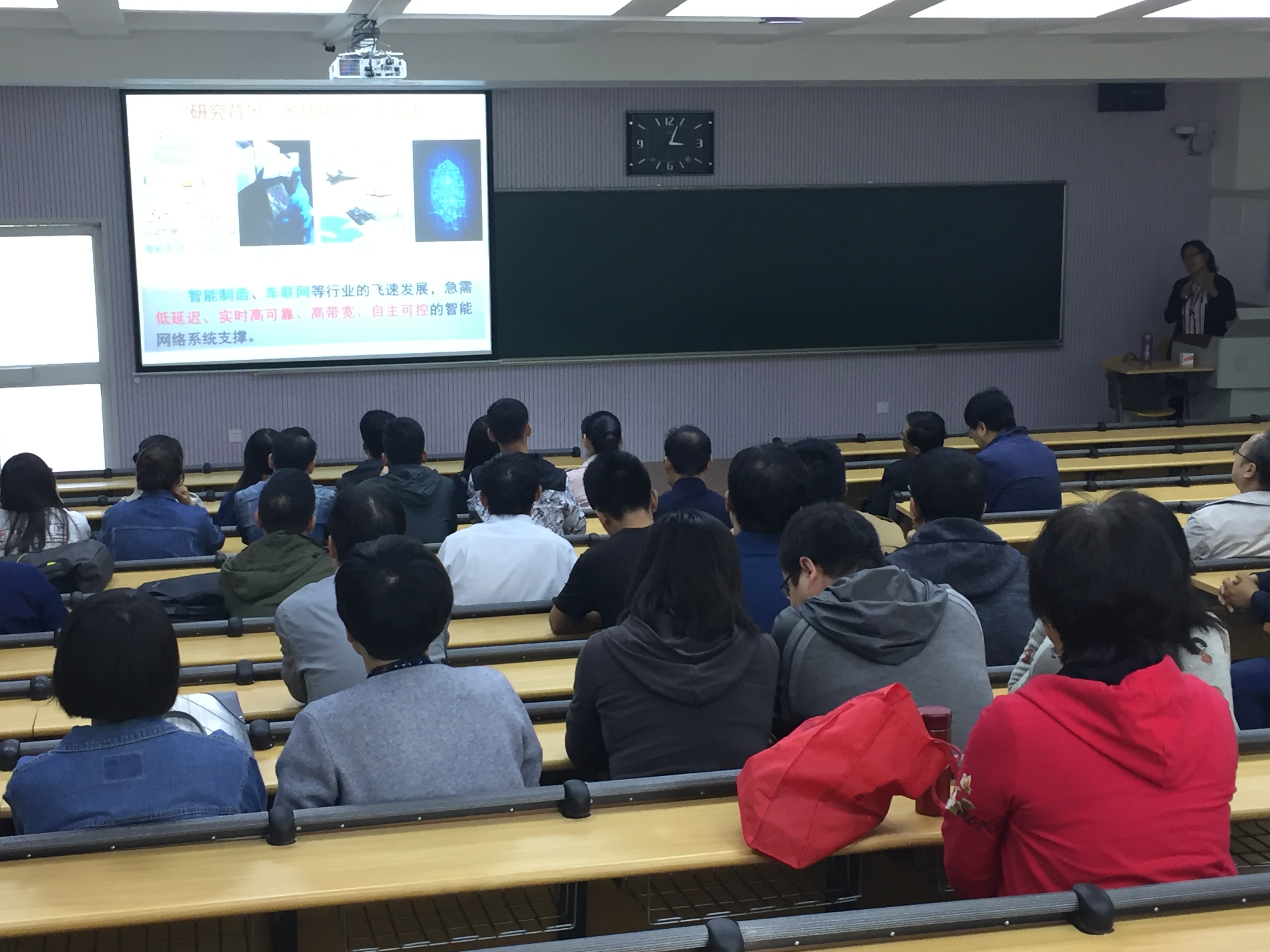 学生师生参加报告会